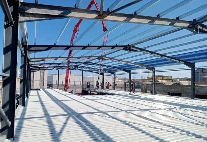 هيكل هنجر حديد قيد التنفيذ، يظهر الإطار المعدني والسقف المعدني قبل التركيب الكامل